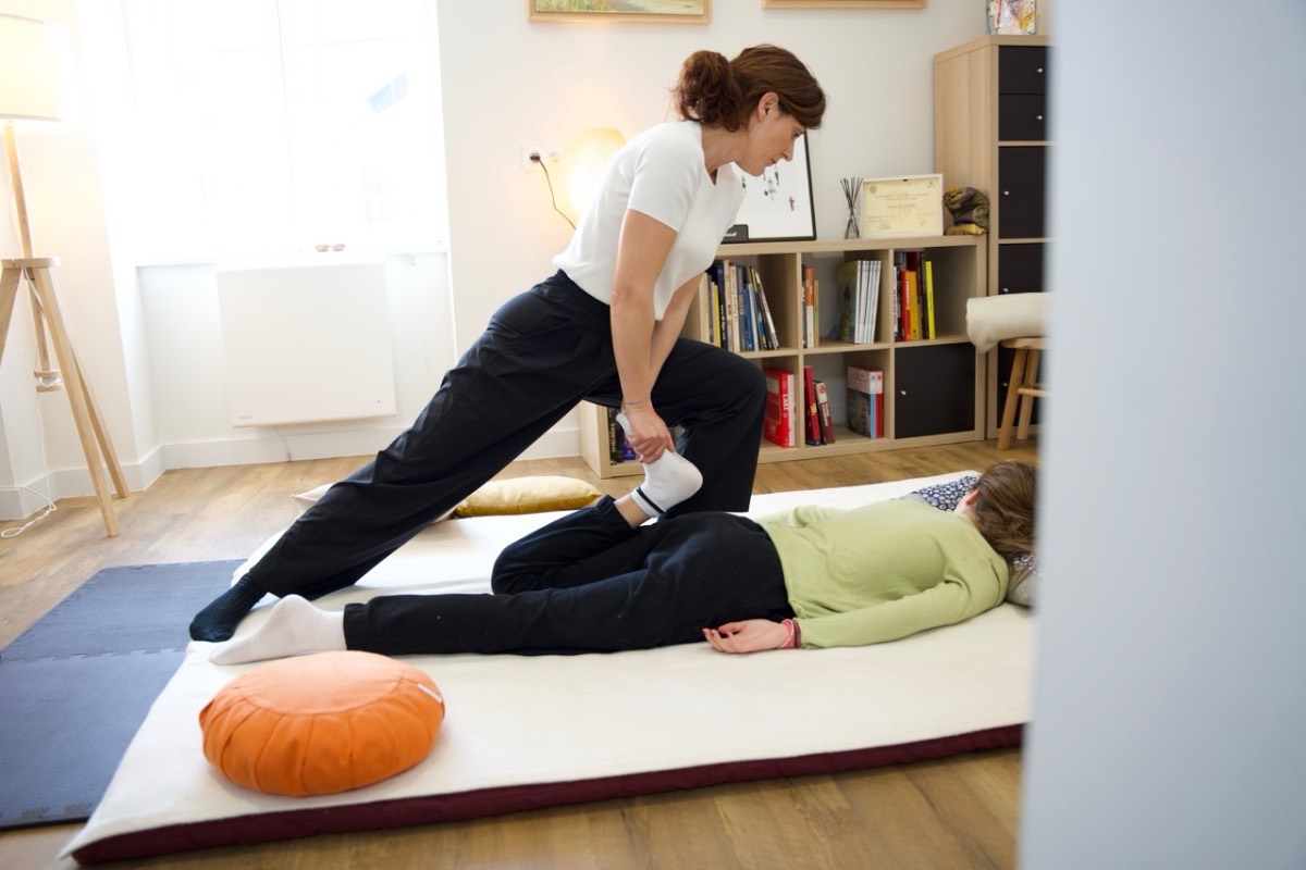 Séance de shiatsu sur futon au cabinet de Saint-Carné